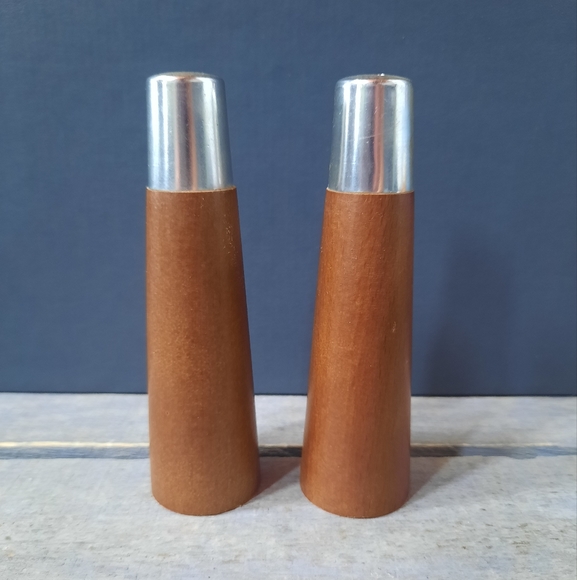 Vintage Wood Silvertone Caps Danish Style Graduated Salt & Pepper Shakers - Picture 2 of 10